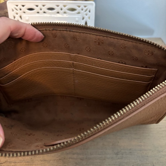 Tory Burch Tan Robinson Pebbled Leather Clutch Bag - Picture 8 of 12